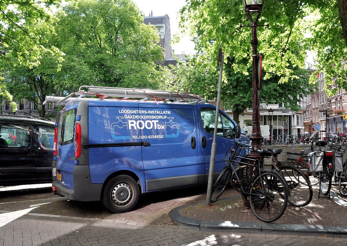 Bedrijfsbus van Root in de Amsterdamse binnenstad