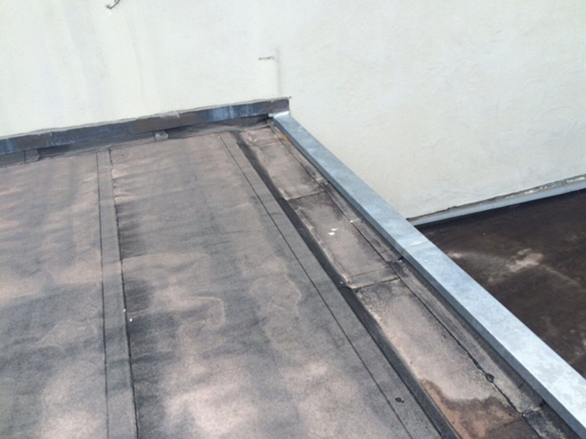 Plat dak met nieuwe bitumen dakbedekking