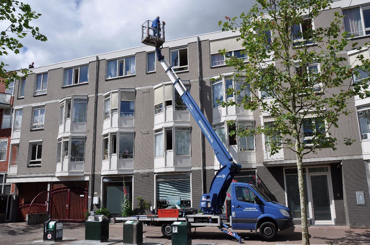 Hoogwerker van Root bij een woonblok