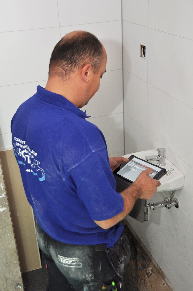 Monteur met tablet voor digitale werkbonnen
