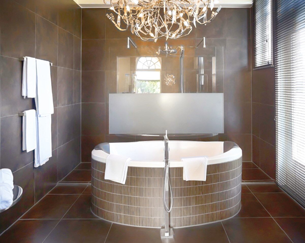 Luxe badkamer met ligbad